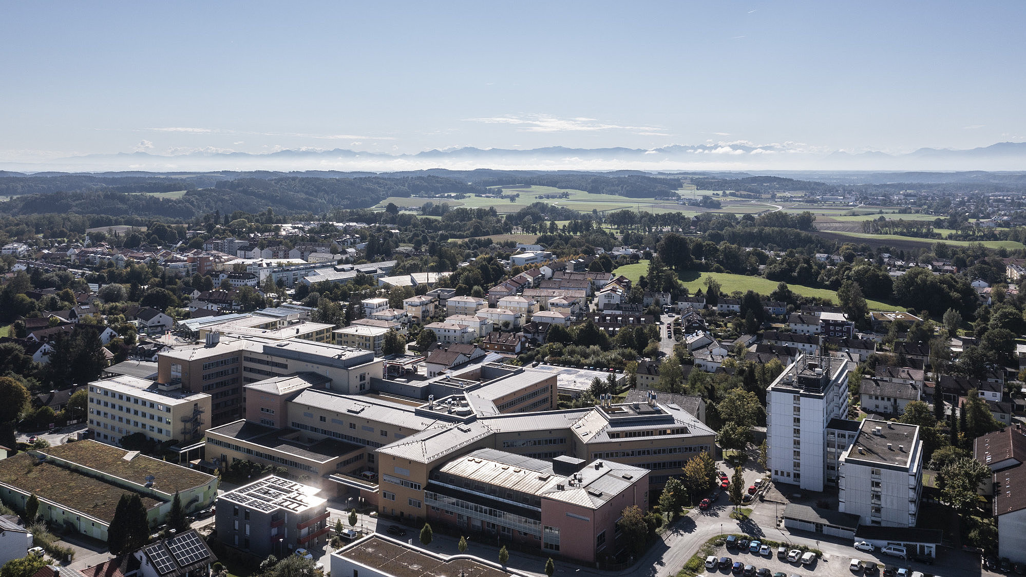 Luftaufnahme der Kreisklinik Ebersberg mit Blick nach Süden