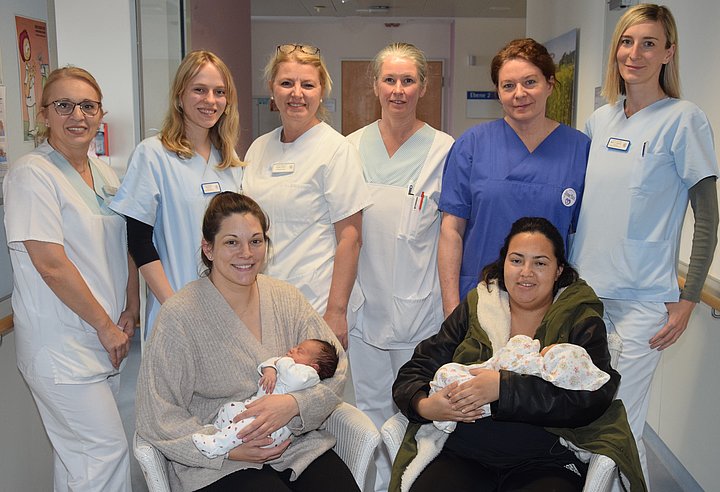 Zwei unserer vier Neujahrsbabys 2025 in der Kreisklinik Ebersberg haben fürs Foto ganz kurz ihre Bettchen verlassen.