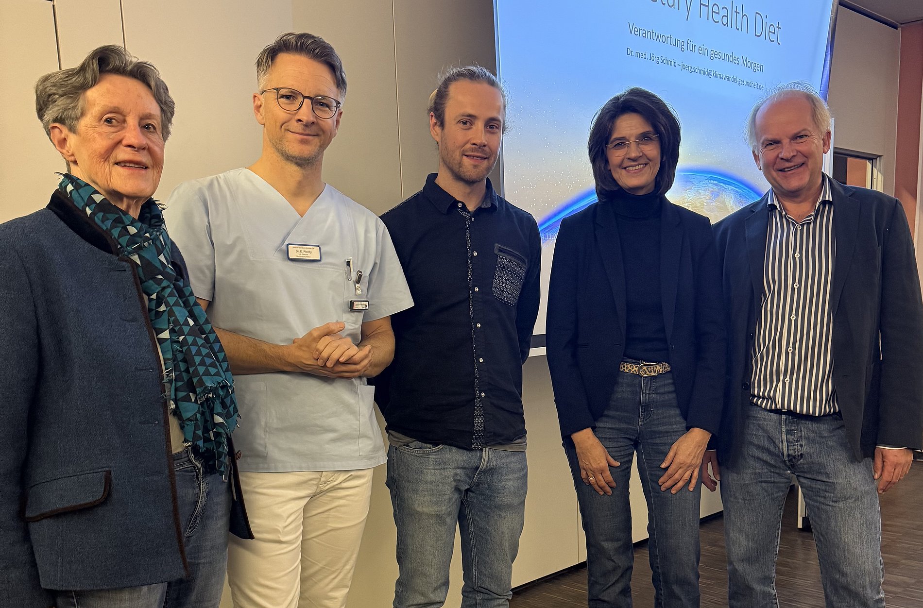 Die Vorträge von Prof. Helen von Bibra, Dr. Daniel Plecity, Dr. Jörg Schmid, Jutta Löbert und Organisator Dr. Marc Block (von links) sorgten für volles Haus im Klinikum Ebersberg München Ost. Die Vorträge von Prof. Helen von Bibra, Dr. Daniel Plecity, Dr. Jörg Schmid, Jutta Löbert und Organisator Dr. Marc Block (von links) sorgten für volles Haus im Klinikum Ebersberg München Ost.