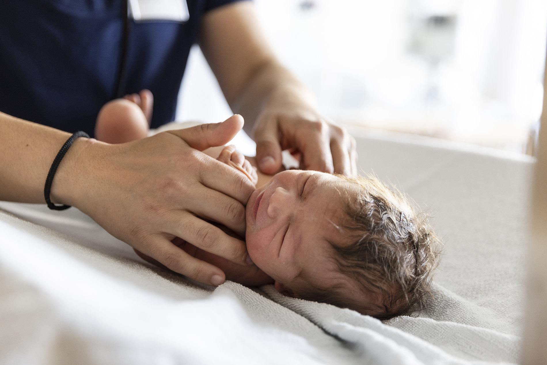 Ein Neugeborenes während einer kinderärztlicher Untersuchung auf unserer Station. Ein Neugeborenes während einer kinderärztlicher Untersuchung auf unserer Station.