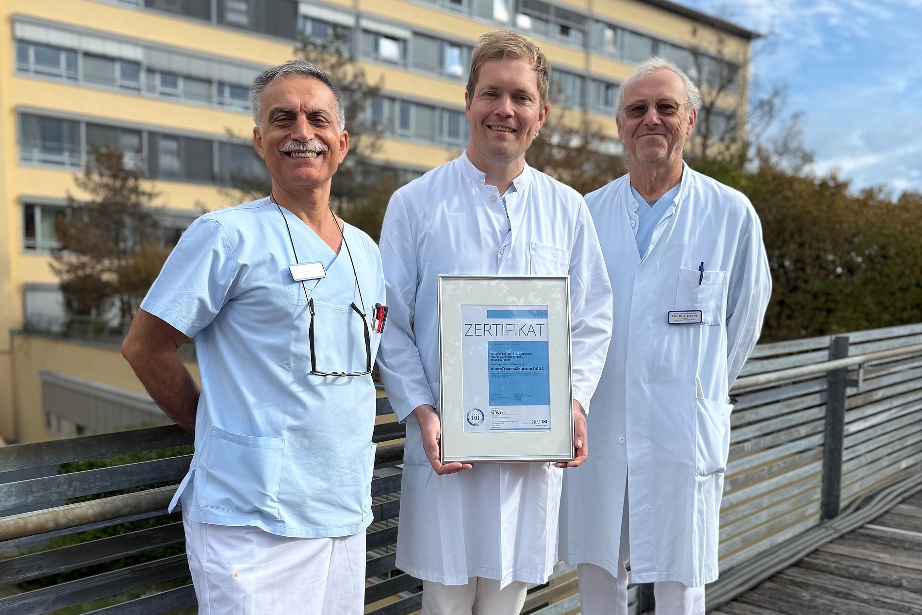 Dr. Anastasios Vounatsos, Chefarzt Priv.-Doz. Dr. Fabian Gilbert und Chefarzt Prof. Johannes Schwarz freuen sich über die gelungene Zertifizierung als AltersTraumaZentrum. Dr. Anastasios Vounatsos, Chefarzt Priv.-Doz. Dr. Fabian Gilbert und Chefarzt Prof. Johannes Schwarz freuen sich über die gelungene Zertifizierung als AltersTraumaZentrum.