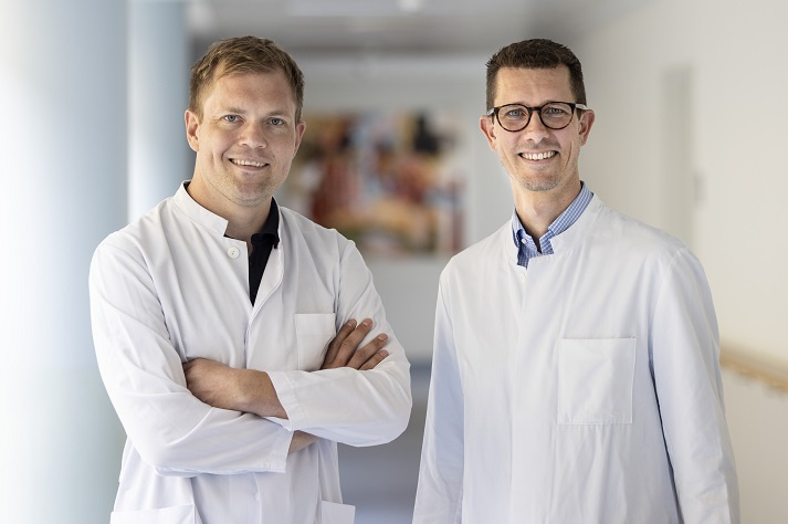 Priv.-Doz. Dr. Fabian Gilbert (links) ist seit 1. Dezember als Chefarzt die Abteilung Unfallchirurgie und Orthopädie tätig; Dr. Alexander Gratz (rechts) übernimmt die Aufgabe in der Allgemein- und Viszeralchirurgie.